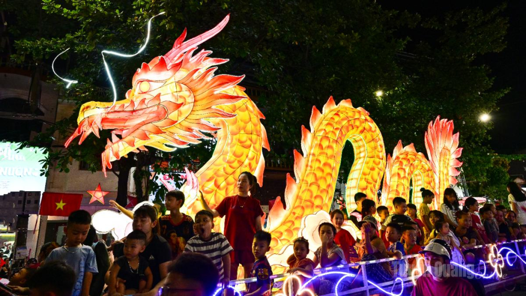 Sức cuối hút, độc đáo của Lễ hội Thành Tuyên đã góp phần làm tăng trưởng du lịch của tỉnh.