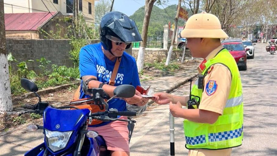 Lực lượng Cảnh sát giao thông kiểm tra giấy tờ, hướng dẫn các quy định an toàn giao thông cho du khách khi lưu thông trên địa bàn.