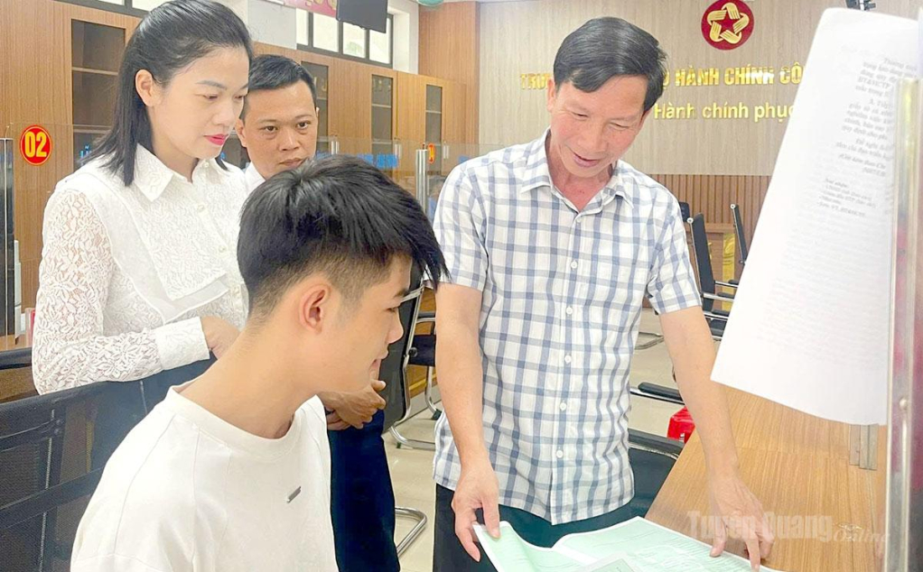 Cán bộ Trung tâm Phục vụ hành chính công xã Bắc Quang hướng dẫn người dân  thực hiện thủ tục hành chính.