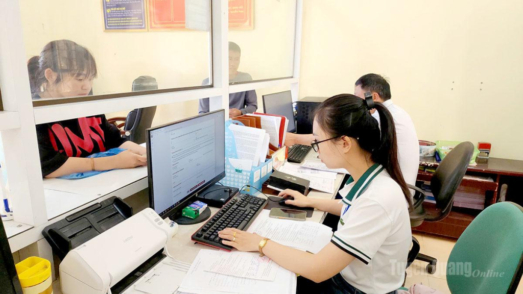 Cán bộ xã Nghĩa Thuận giải quyết thủ tục hành chính cho người dân.