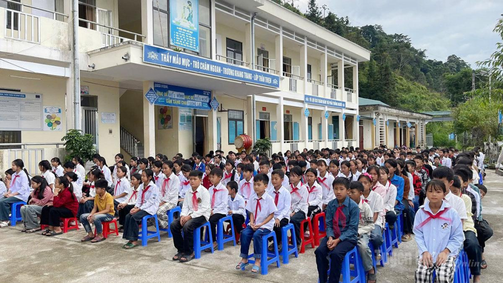 Học sinh Trường PTDT Bán trú THCS Chiến Phố, xã Bản Máy tựu trường đông đủ.