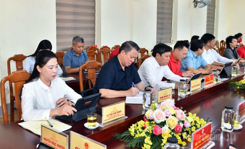 Đồng chí Lê Thị Kim Dung, Phó Bí thư Thường trực Tỉnh ủy, Trưởng đoàn ĐBQH tỉnh và các đại biểu dự hội nghị tại điểm cầu xã Nấm Dẩn.