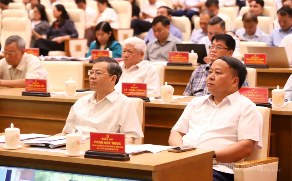 Chủ tịch HĐND tỉnh Nguyễn Văn Sơn và Chủ tịch UBND tỉnh Phan Huy Ngọc dự hội nghị tại điểm cầu tỉnh.