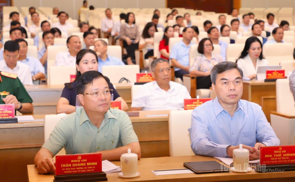 Phó Bí thư Tỉnh ủy, Chủ tịch Ủy ban MTTQ tỉnh Ma Thế Hồng và Trưởng ban Tổ chức Tỉnh ủy Trần Quang Minh dự tại hội nghị.