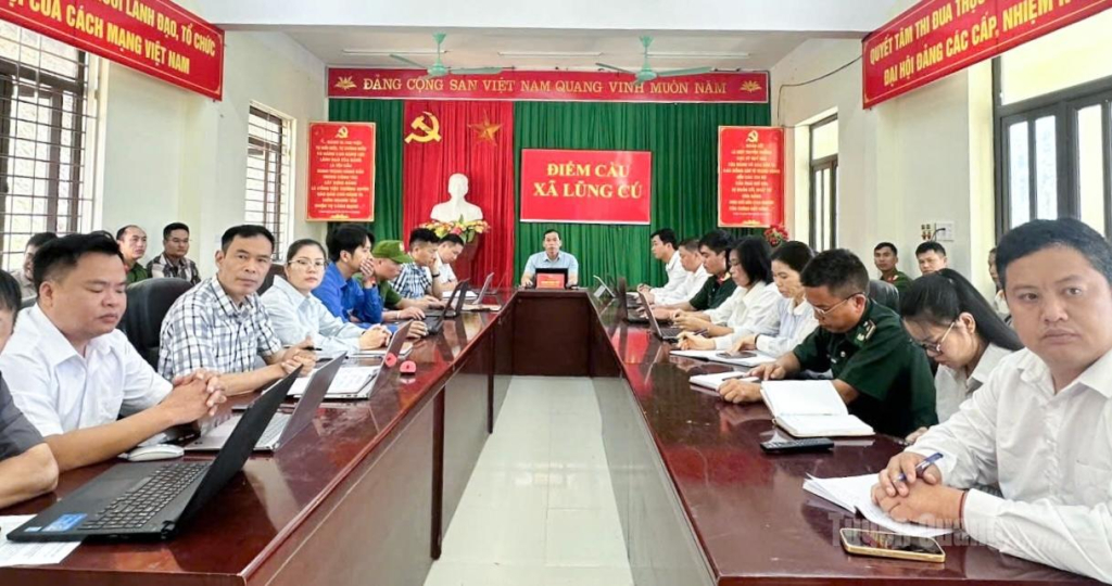 Cán bộ, đảng viên xã Lũng Cú tham gia Hội nghị nghiên cứu,học tập, quán triệt và triển khai thực hiện một số Nghị quyết, Chỉ thị của Bộ Chính trị.