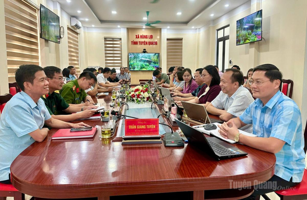 Các đại biểu xã Hùng Lợi dự hội nghị trực tuyến.