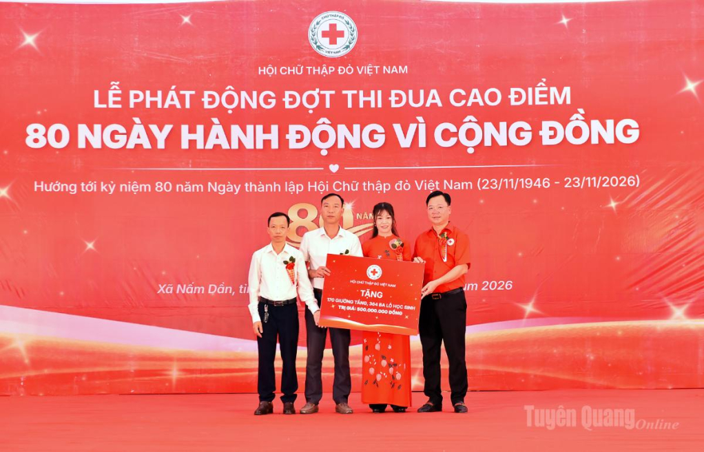 Lãnh đạo Hội Chữ thập đỏ Việt Nam trao hỗ trợ cho học sinh Trường PTDT bán trú Tiểu học Nấm Dẩn.