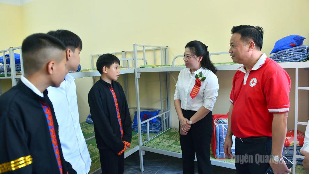 Đồng chí Phó Bí thư Thường trực Tỉnh ủy Lê Thị Kim Dung kiểm tra khu nội trú và nói chuyện với học sinh Trường PTDT bán trú Tiểu học Nấm Dẩn.