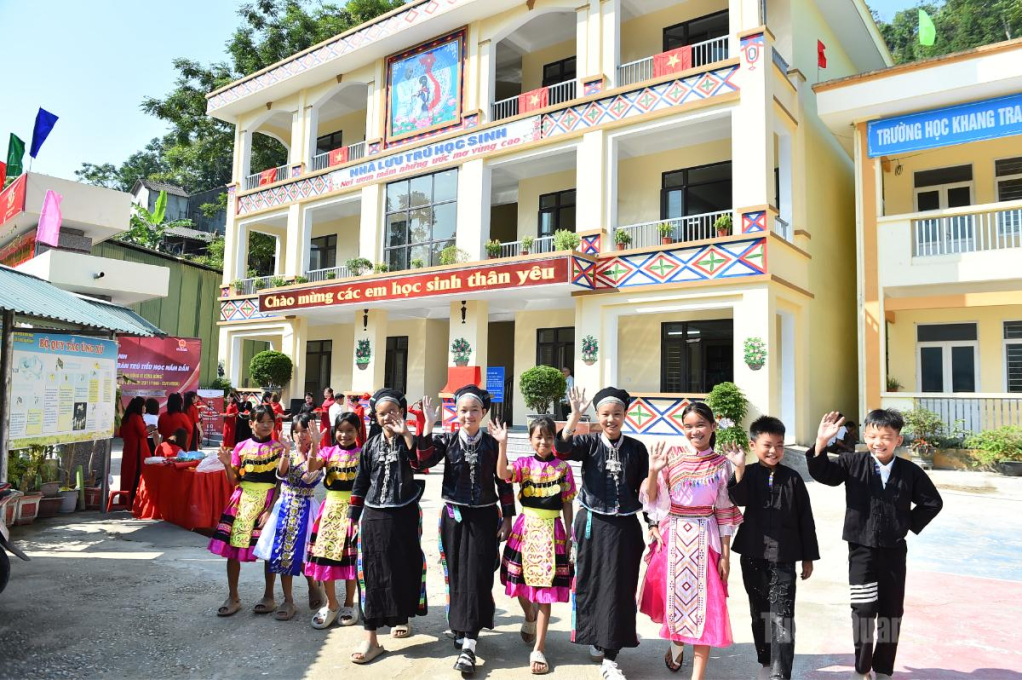 Các em học sinh Trường PTDT bán trú Tiểu học Nấm Dẩn trong ngày vui được về nơi ở mới.