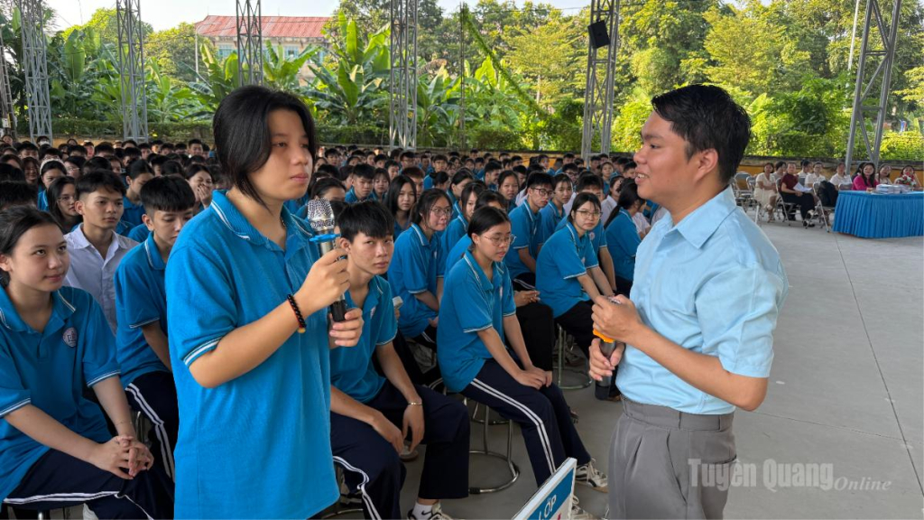 Các em học sinh chia sẻ những kỹ năng trong việc tìm kiếm thông tin, tiếp cận kiến thức mới.
