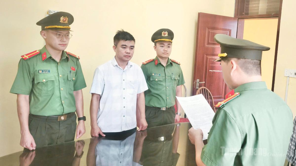 Cơ quan An ninh điều tra tống đạt các quyết định và lệnh đối với Nguyễn Văn Năm.