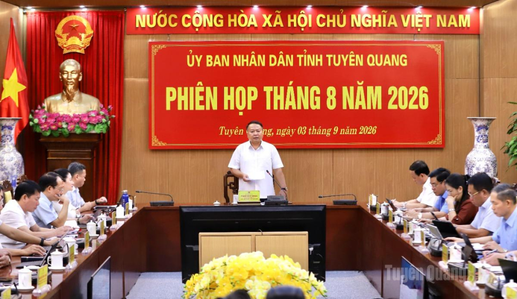 Chủ tịch UBND tỉnh chủ trì phiên họp.
