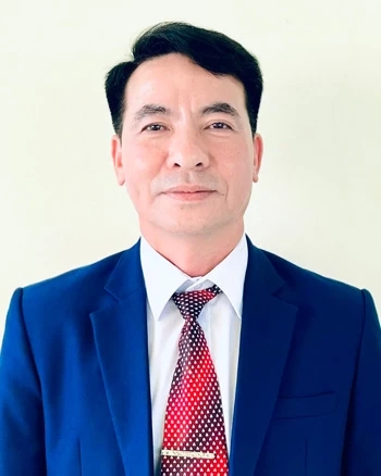 Thầy  Tạ Văn Trung, Bí thư  Đảng bộ,  Hiệu trưởng Trường TH & THCS  Hợp Hòa,  xã Tân Thanh.