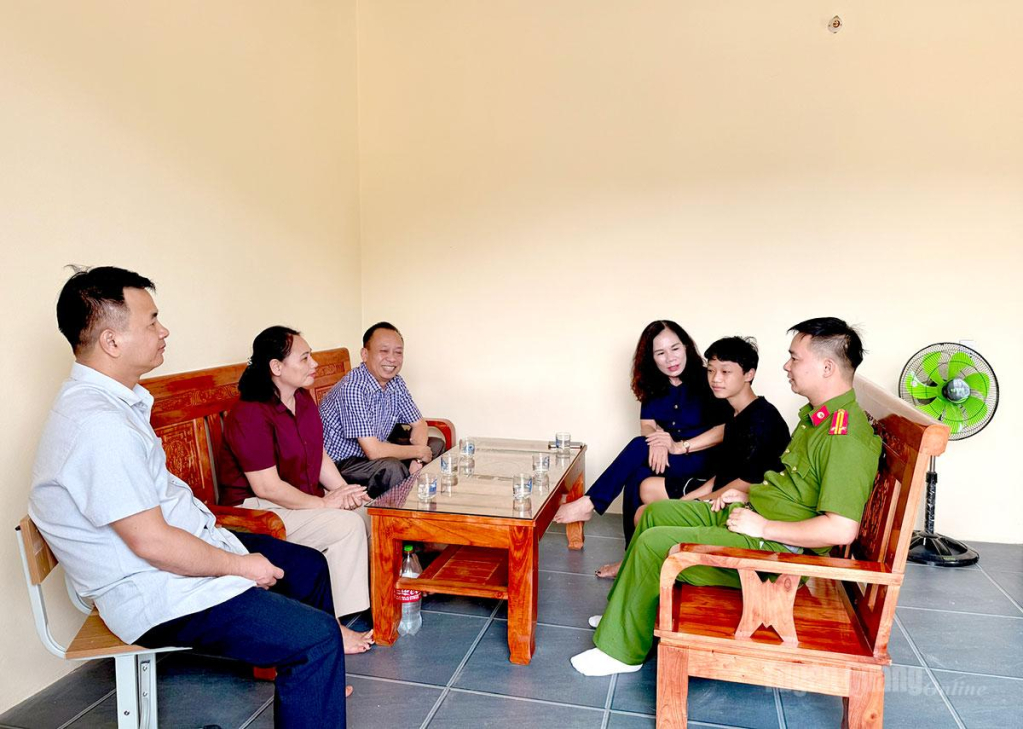Lãnh đạo Báo và phát thanh, truyền hình Tuyên Quang, Đảng ủy xã Hùng Lợi và Kênh YouTube Đông Bắc Quê tôi chia sẻ niềm vui với em Giàng Trần Hưng, thôn Phan, xã Hùng Lợi trong ngôi nhà mới do “Chuyên mục Nhịp cầu nhân ái” kêu gọi tài trợ.