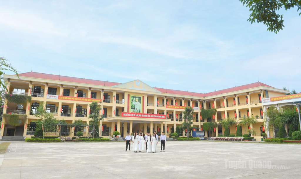 Trường THPT Ỷ La  có cơ sở vật chất  đáp ứng yêu cầu dạy và học trong năm học mới.