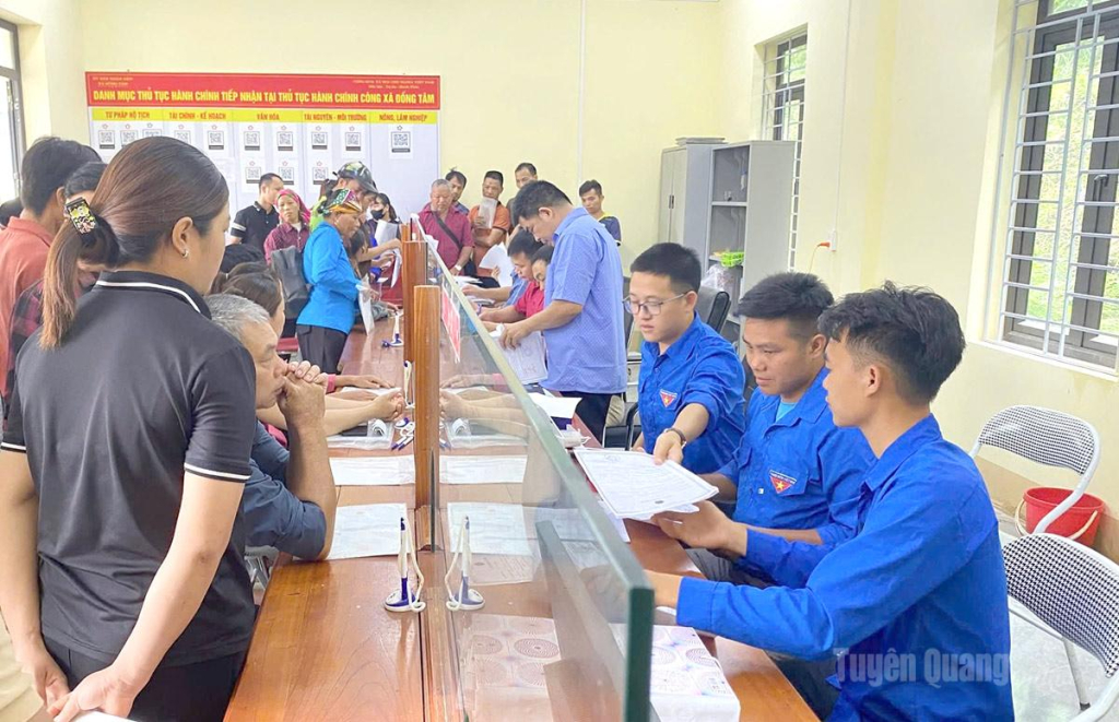 Tổ hỗ trợ công nghệ số xã Đồng Tâm hướng dẫn người dân thực hiện thủ tục hành chính tại Trung tâm phục vụ hành chính công xã.