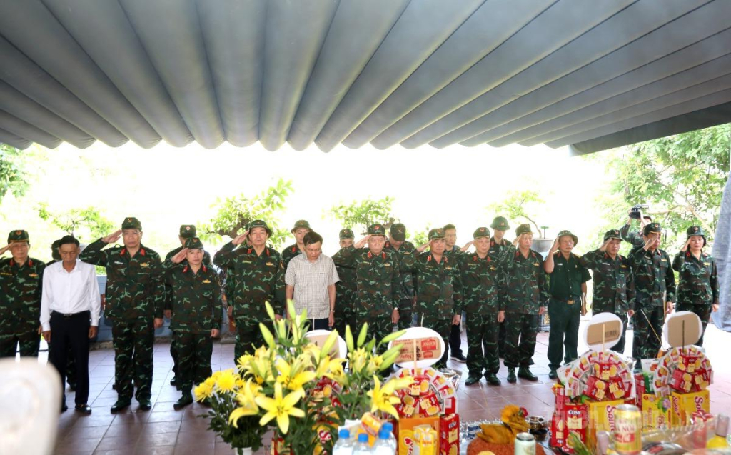 Đoàn công tác dâng hương, tưởng niệm các Anh hùng liệt sĩ tại Đền thờ các Anh hùng liệt sĩ mặt trận Vị Xuyên, điểm cao 468, xã Thanh Thủy.