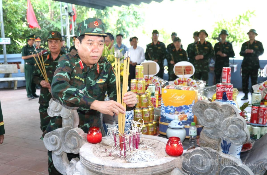 Thượng tướng Nguyễn Văn Gấu dâng hương tại Đền thờ các Anh hùng liệt sĩ mặt trận Vị Xuyên, tại điểm cao 468, xã Thanh Thủy.