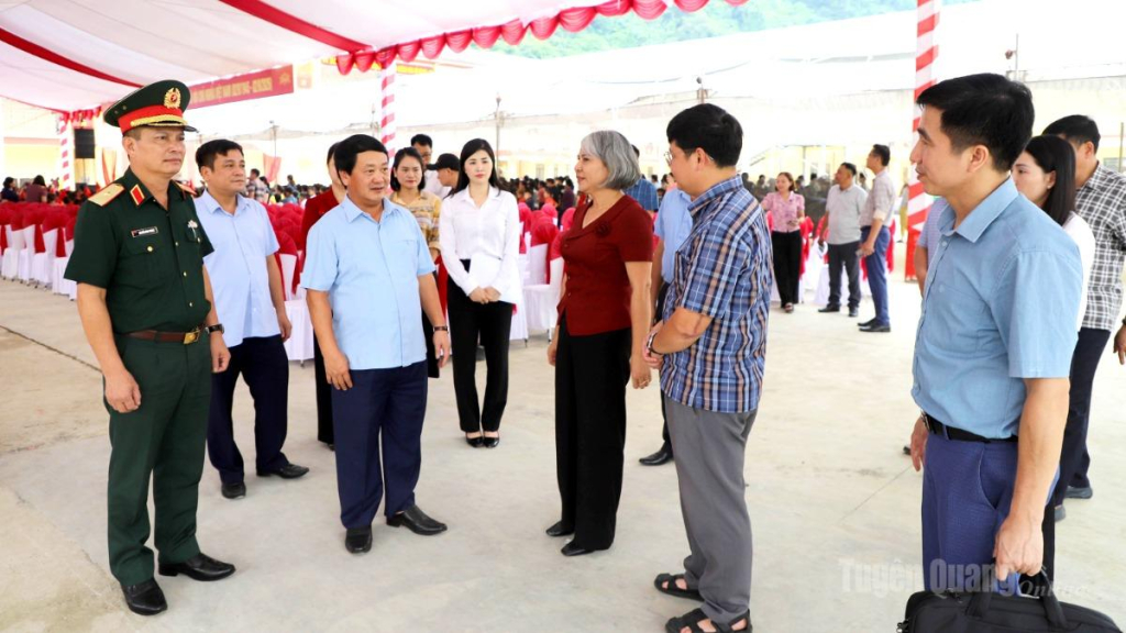 Bí thư Tỉnh ủy Hầu A Lềnh kiểm tra công tác trang trí, khánh tiết cho Lễ khai giảng năm học mới của Trường Phổ thông nội trú liên cấp Tiểu học và Trung học cơ sở Minh Tân.