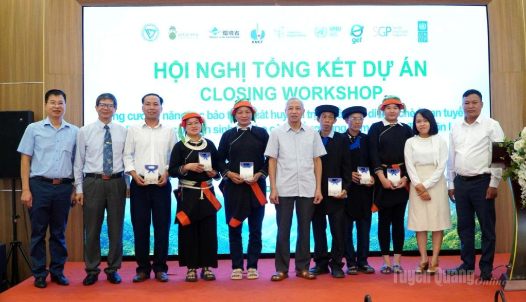 Liên hiệp các Hội Khoa học và Kỹ thuật Tuyên Quang tặng quà cho các hộ tiêu biểu của xã Cao Bồ trong triển khai dự án.