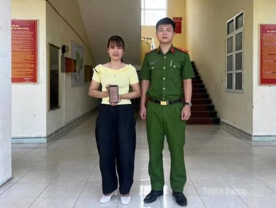 Cán bộ Công an xã Xuân Vân kịp thời hỗ trợ chị Vũ Thị Gấm nhận lại 10 triệu đồng chuyển khoản nhầm.