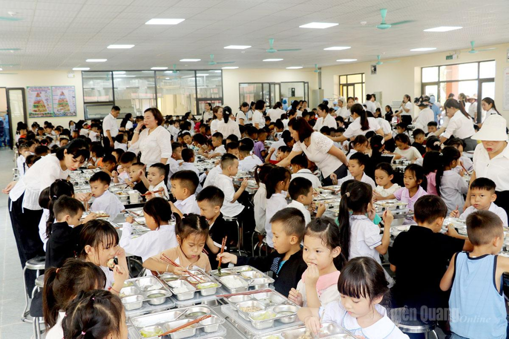 Bữa cơm chung đầu tiên tại trường nội trú mới của các em học sinh Thanh Thủy.