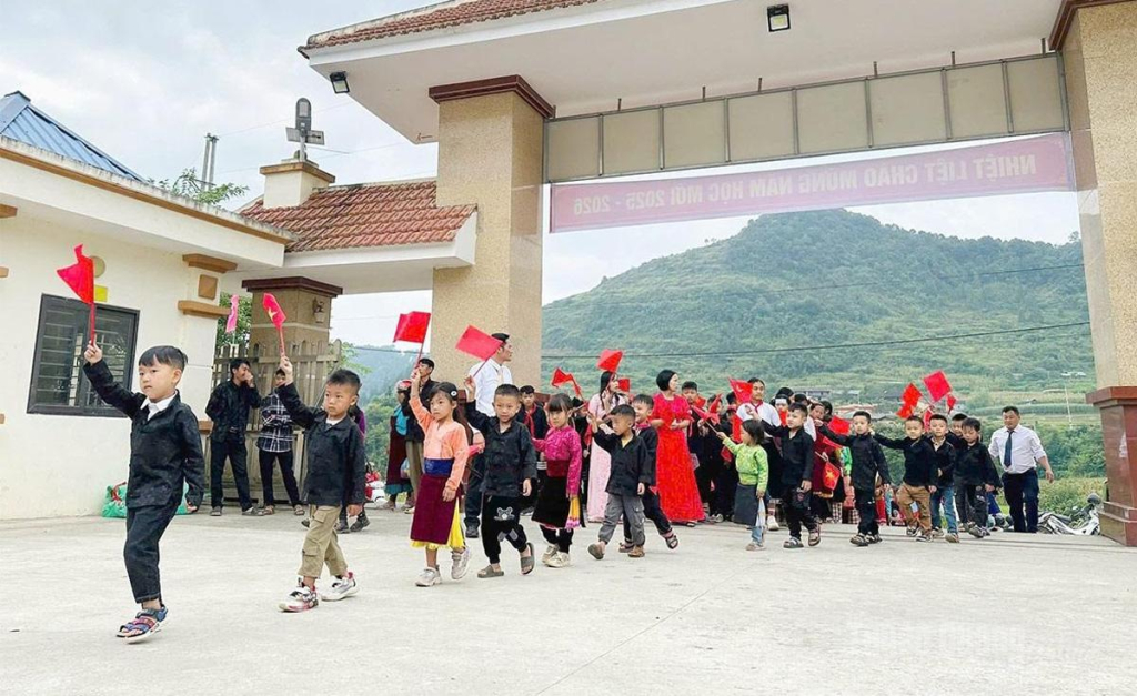 Niềm vui đến trường của học sinh miền núi Tuyên Quang.