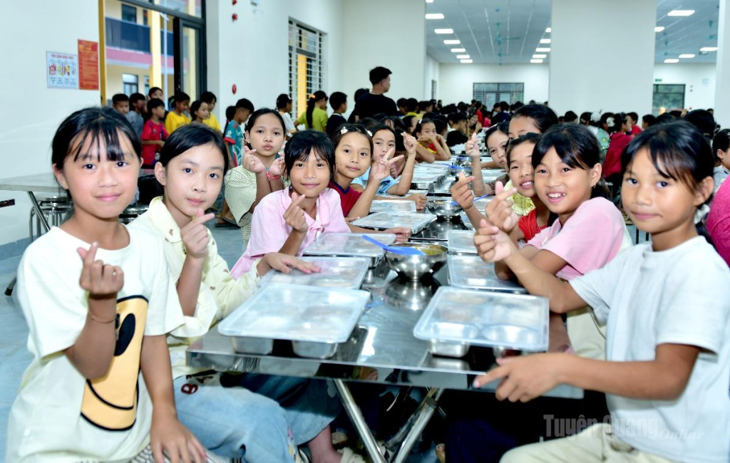 Niềm vui và sự phấn khởi của các em học sinh nội trú Trường Phổ thông nội trú Tiểu học và THCS Minh Tân bên bữa ăn ấm áp, đảm bảo an toàn.