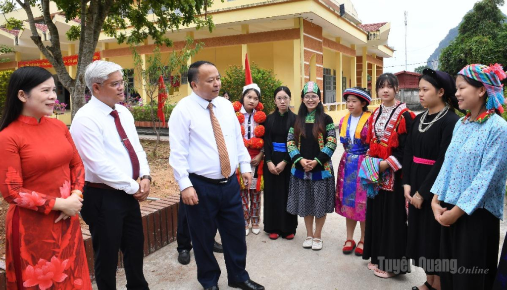 Chủ tịch UBND tỉnh Phan Huy Ngọc trò chuyện, động viên học sinh Trường Phổ thông Dân tộc nội trú THPT Hà Giang trong ngày khai giảng năm học mới.