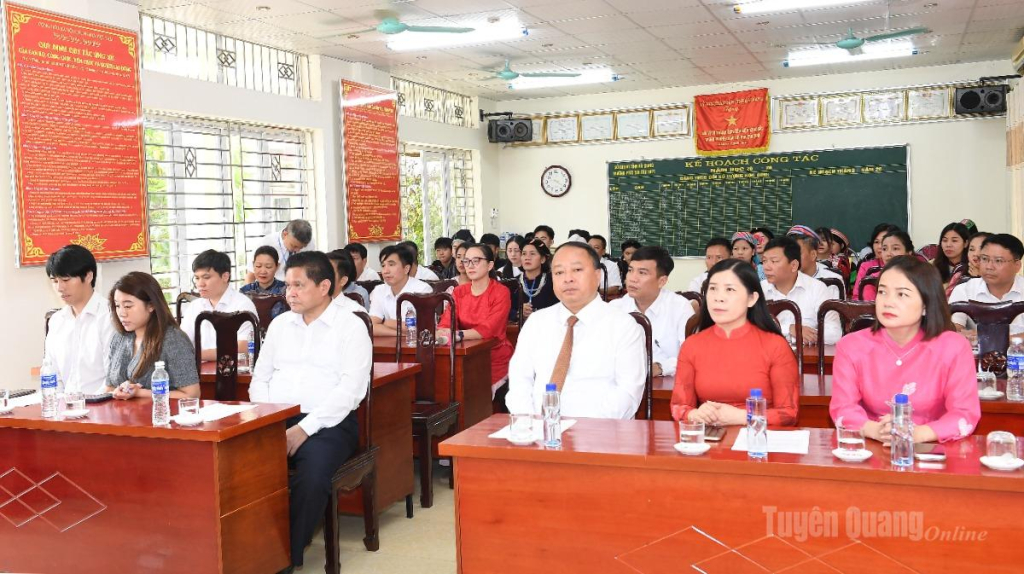 Các đại biểu dự chương trình tặng phòng học STEM tại Trường Phổ thông dân tộc nội trú THPT Hà Giang.