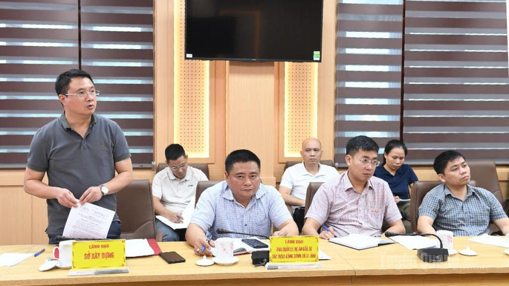 Lãnh đạo Sở Xây dựng đề xuất các giải pháp tháo gỡ nhằm đẩy nhanh tiến độ thực hiện dự án.