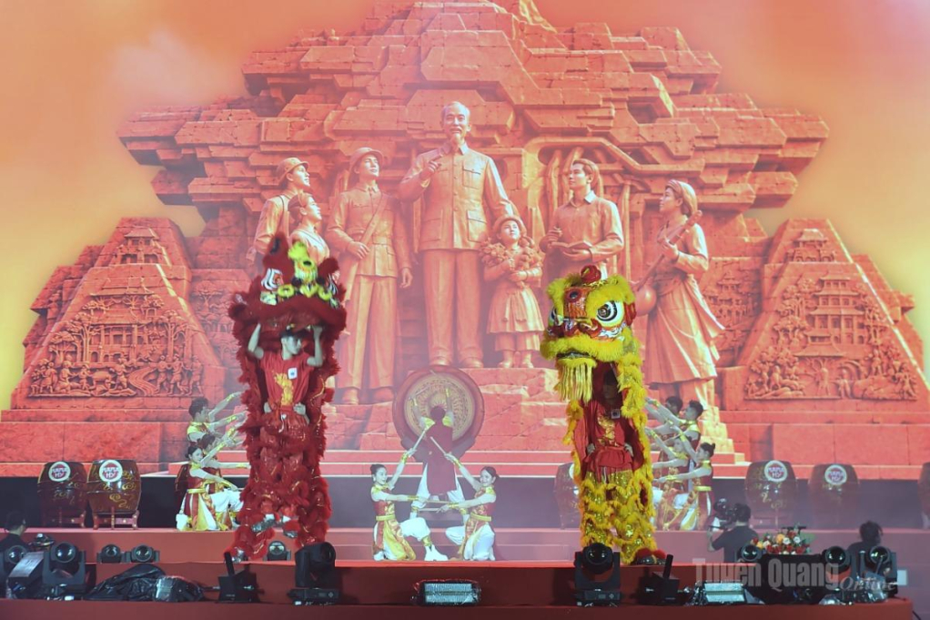 Múa lân chào khai mạc chương trình.