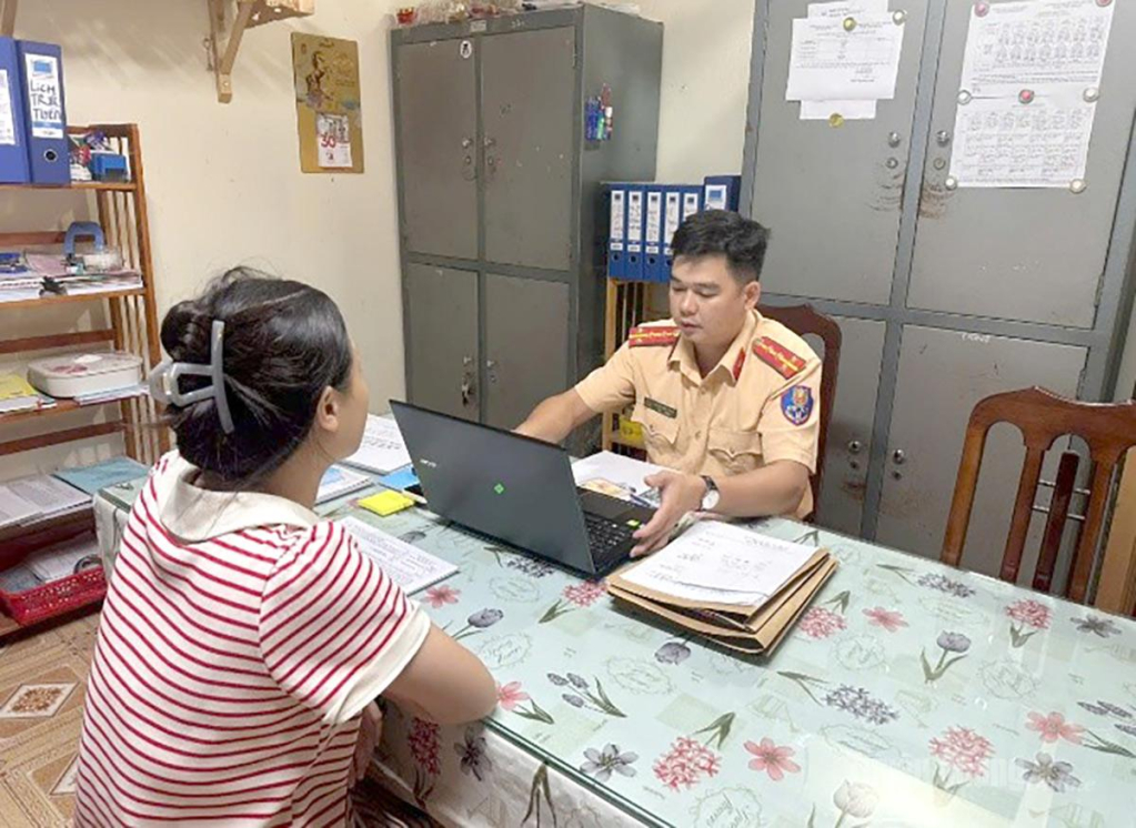 Lực lượng CSGT xử phạt và tuyên truyền luật giao thông đường bộ đối với tài xế.