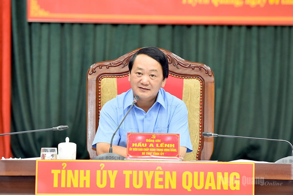 Đồng chí Bí thư Tỉnh ủy Hầu A Lềnh phát biểu chỉ đạo tại cuộc họp.