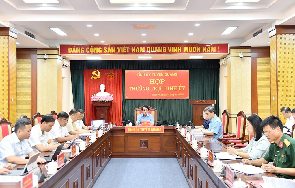 Đồng chí Bí thư Tỉnh ủy Hầu A Lềnh chủ trì cuộc họp.