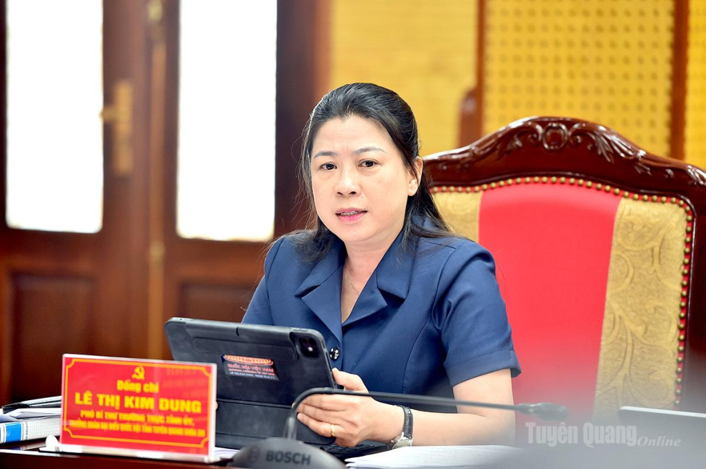 Đồng chí Phó Bí thư Thường trực Tỉnh ủy Lê Thị Kim Dung phát biểu ý kiến tại cuộc họp.