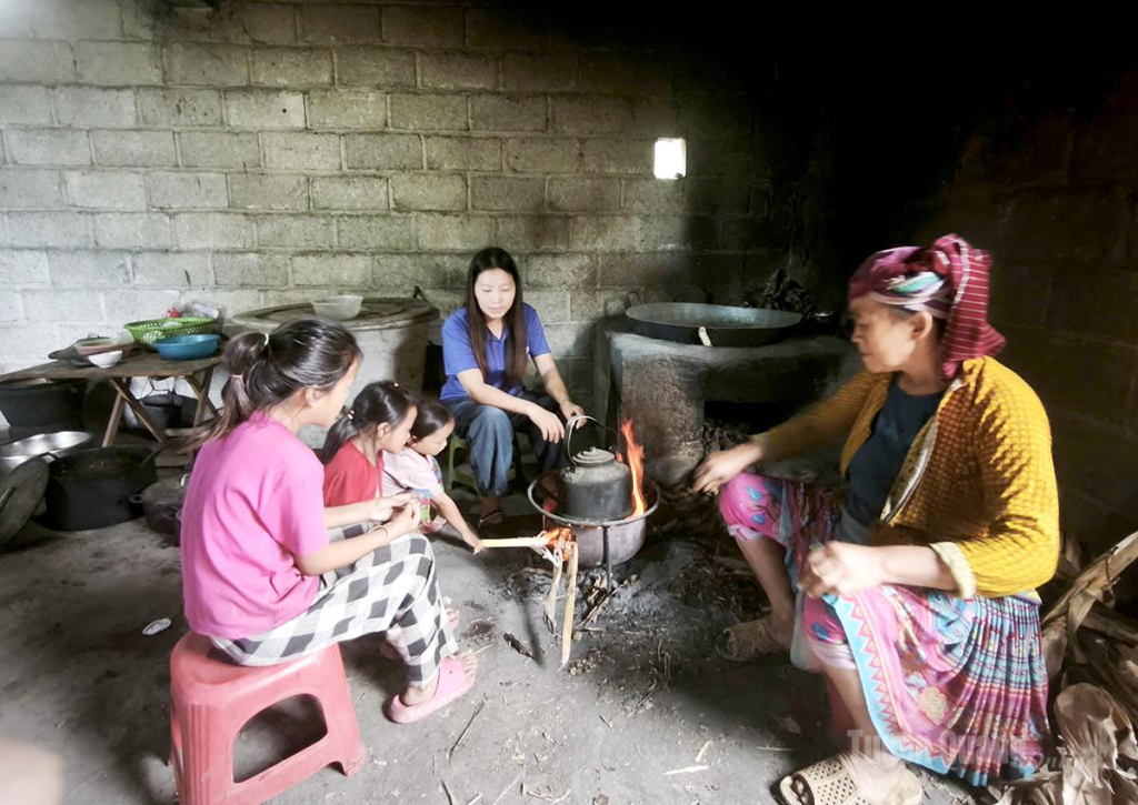 Cuộc sống của ba chi em Hạ Thị Gấu, Hạ Thị Xúa và Hạ Thị Kía nương tựa vào bà nội Sùng Thị Xía, thôn Sủng Cháng, xã Thắng Mố, tỉnh Tuyên Quang.