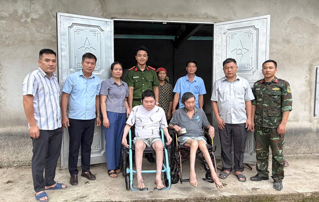 Đại diện Báo và phát thanh, truyền hình Tuyên Quang trao xe lăn cho ông Phượng Chìu Chán và con trai Phượng Quầy Và, thôn Xuân Thành, xã Thông Nguyên.