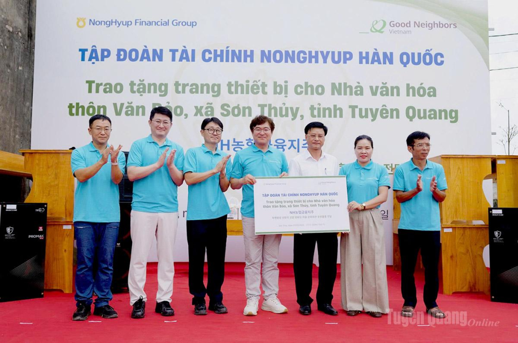Đại diện  Tổ chức GNI và Tập đoàn Tài chính NongHyup trao biển tượng trưng các trang thiết bị cho   nhà văn hóa thôn Văn Bảo.
