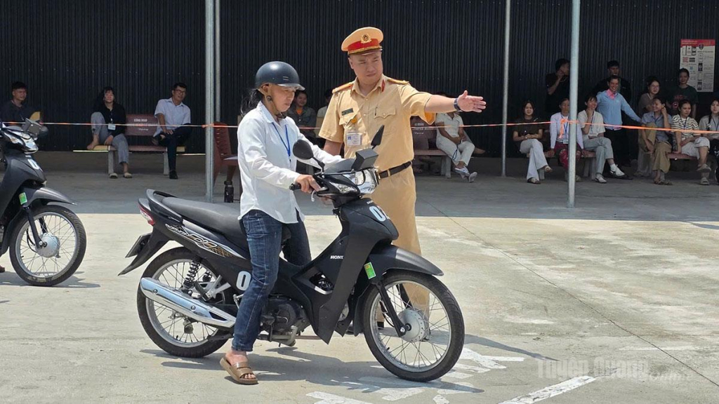 CSGT tỉnh Tuyên Quang hướng dẫn người dân sử dụng xe máy an toàn.