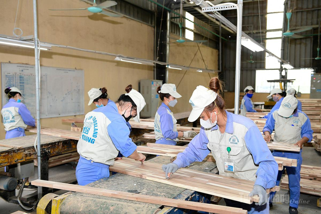 Công nhân Công ty Cổ phần Woodsland Tuyên Quang sản xuất gỗ xuất khẩu sang thị trường EU.