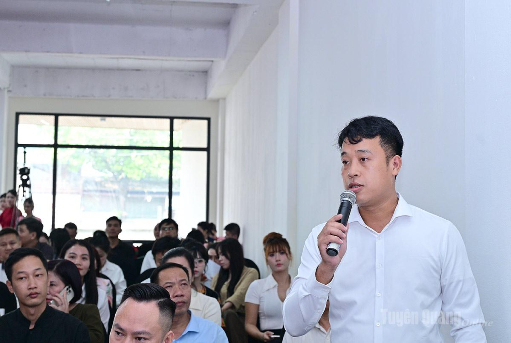 Phóng viên đặt câu hỏi cho Ban tổ chức buổi họp báo.