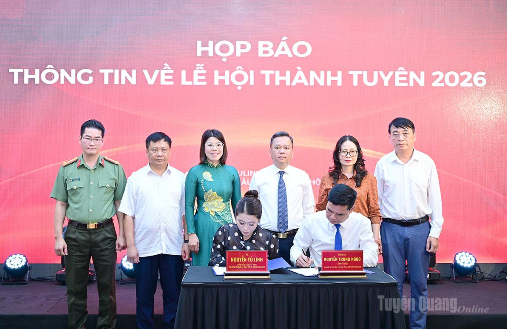 Lãnh đạo tỉnh, các đại biểu chứng kiến lễ ký kết hợp tác giữa Sở Văn hóa, Thể thao và Du lịch tỉnh Tuyên Quang với Công ty truyền thông.
