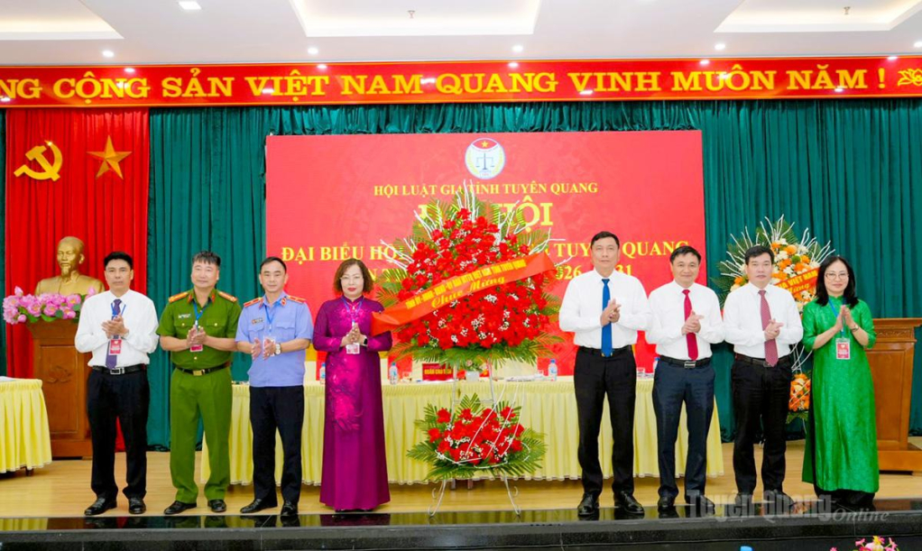 Các đồng chí lãnh đạo tỉnh tặng hoa chúc mừng Đại hội đại biểu Hội Luật gia tỉnh Tuyên Quang lần thứ I, nhiệm kỳ 2026-2031.