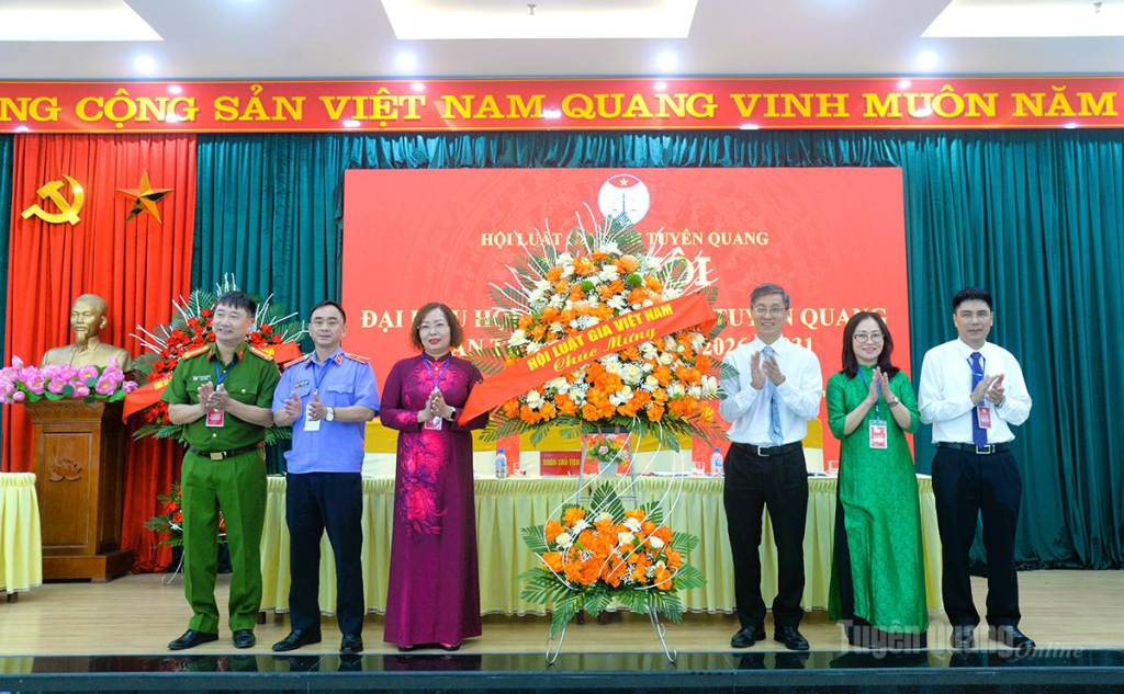 Đồng chí Nguyễn Khánh Ngọc, Chủ tịch Hội Luật gia Việt Nam tặng hoa chúc mừng Đại hội đại biểu Hội Luật gia tỉnh Tuyên Quang lần thứ I, nhiệm kỳ 2026-2031.