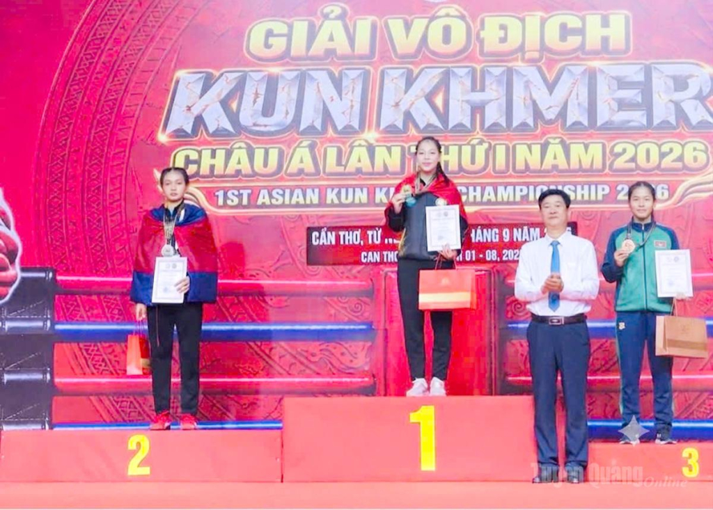 VĐV Trần Thị Hiền, giành Huy chương Vàng, hạng cân 57kg, lứa tuổi 18-40 tuổi tại giải.