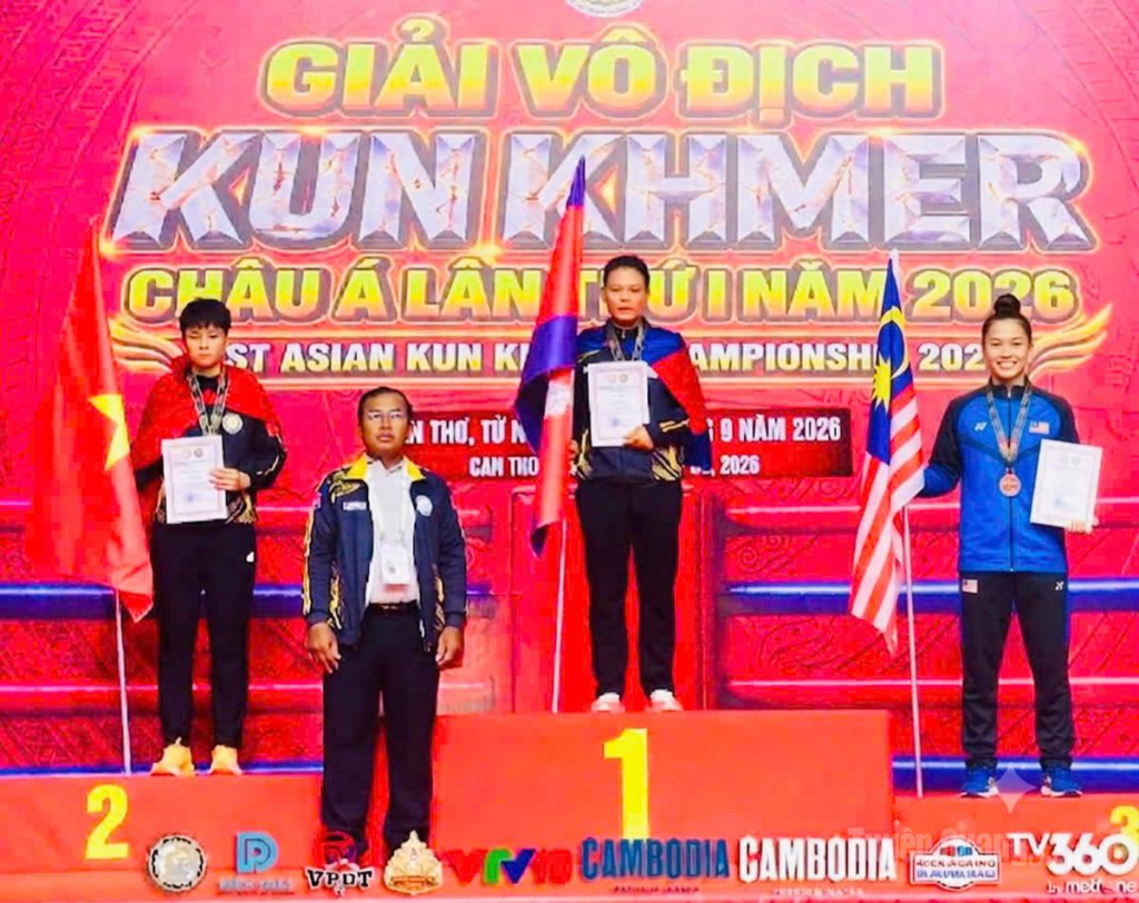 VĐV Hoàng Thị Bích Ngọc, giành Huy chương Bạc, ở hạng cân 70kg lứa tuổi 18-40 tuổi tại giải.