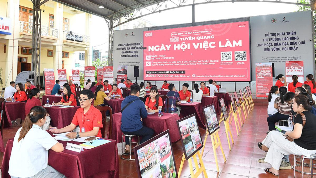 Ngày hội tuyển dụng Siêu thị GO! Tuyên Quang mở ra cơ hội việc làm cho nhiều lao động địa phương.