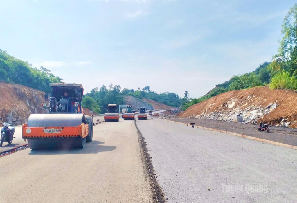 Nhà thầu thi công gói thầu 08-XL  quy mô 4 làn xe đang tích cực thi công.