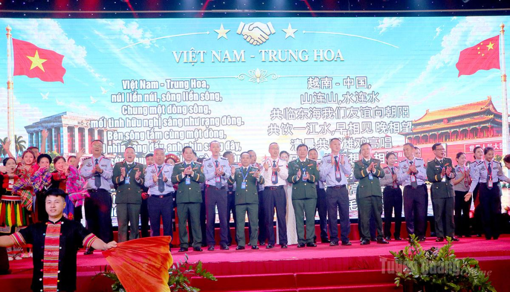Đoàn đại biểu Bộ đội Biên phòng tỉnh Tuyên Quang và Cơ quan Quản lý di dân khu vực châu Văn Sơn (Trung Quốc) cùng biểu diễn ca khúc “Bài ca hữu nghị Việt Nam - Trung Hoa”.